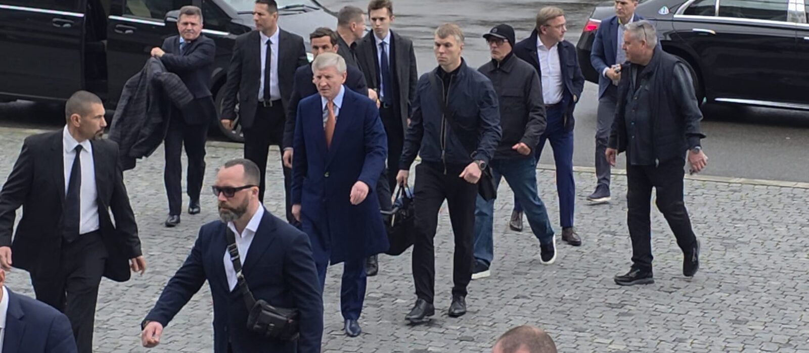 Unul dintre cei mai influenți oligarhi din Europa de Est, Rinat Ahmetov, a făcut o apariție remarcată la București, cu ocazia ceremoniei de adio pentru Mircea Lucescu
