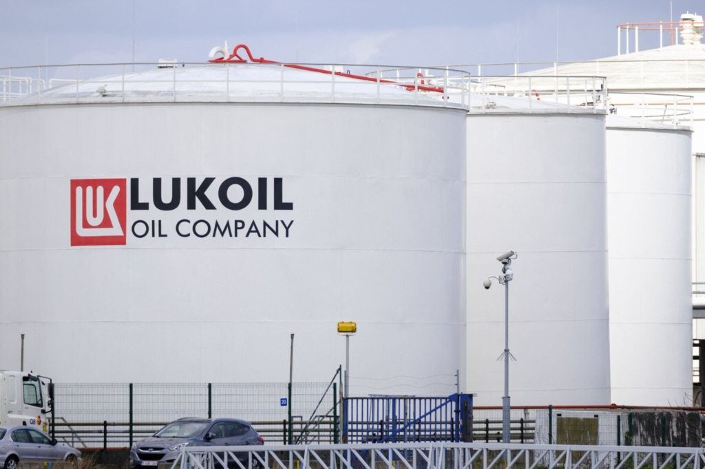 România a cerut acordul SUA pentru a reporni rafinăria Petrotel, a firmei ruse Lukoil, anunță ministrul Bogdan Ivan. Cum ne vom asigura că profitul din România nu va ajunge în Rusia