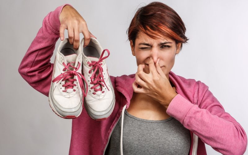 Scapă de mirosul din pantofi: Truc simplu, cu doar 2 ingrediente, funcționează!
