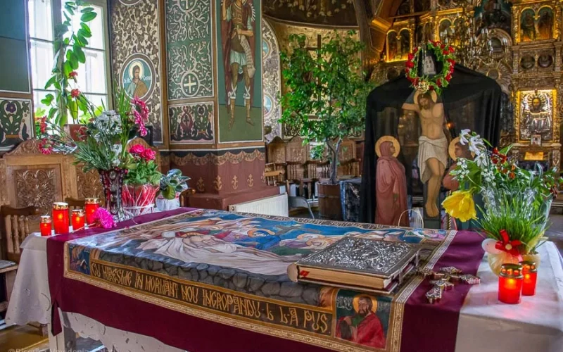 În prag de Paști, credincioșii din România redescoperă și practică ritualul trecerii pe sub masă în Vinerea Mare, un obicei încărcat de semnificații spirituale și tradiții ancestrale