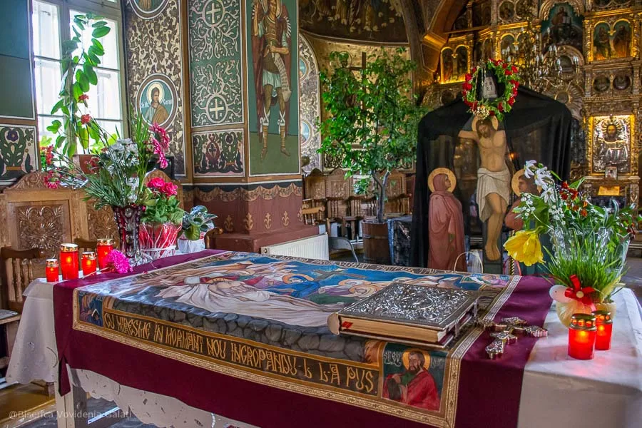 În prag de Paști, credincioșii din România redescoperă și practică ritualul trecerii pe sub masă în Vinerea Mare, un obicei încărcat de semnificații spirituale și tradiții ancestrale