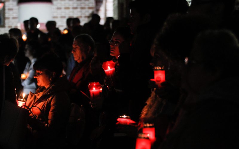 Trei sferturi dintre români vor merge la Slujba de Înviere anul acesta, arată un sondaj recent, în timp ce majoritatea preferă să petreacă Paștele acasă