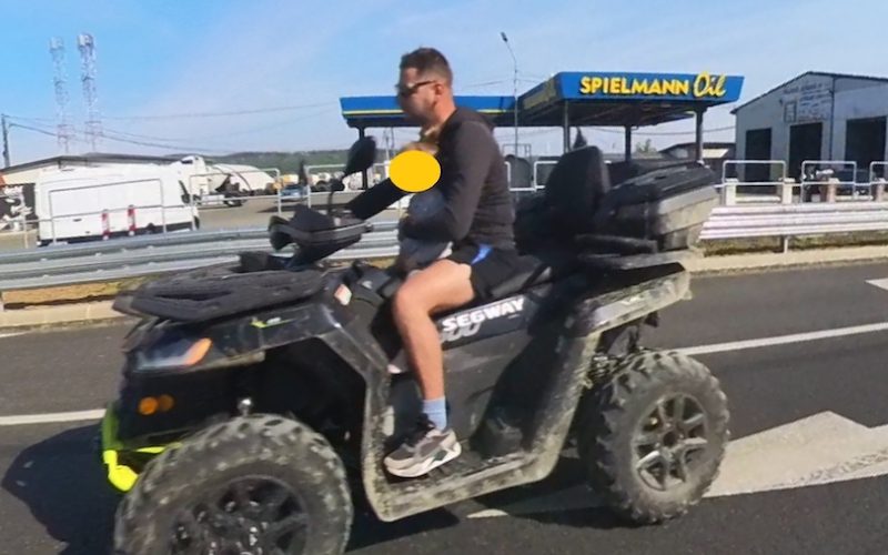 Poliția, scandal pe DN1 Oșorhei: Șofer de ATV cu copil în brațe, anchetă