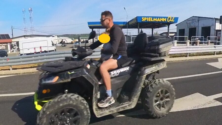 Poliția, scandal pe DN1 Oșorhei: Șofer de ATV cu copil în brațe, anchetă