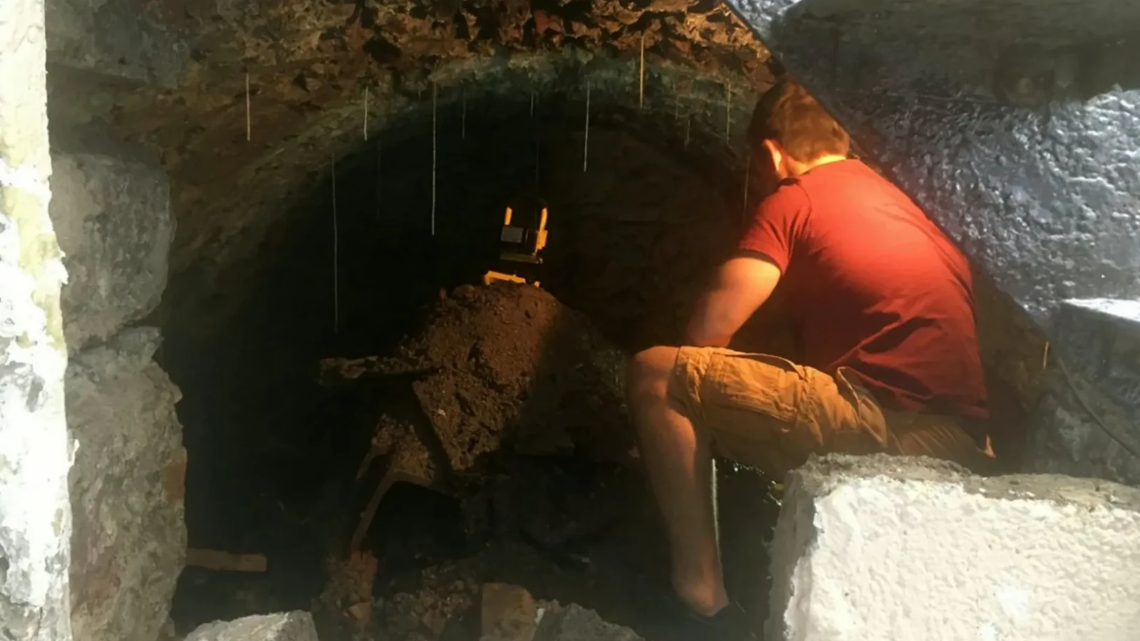 Bărbat din România, șocat: A găsit „poarta spre trecut” în timpul renovărilor