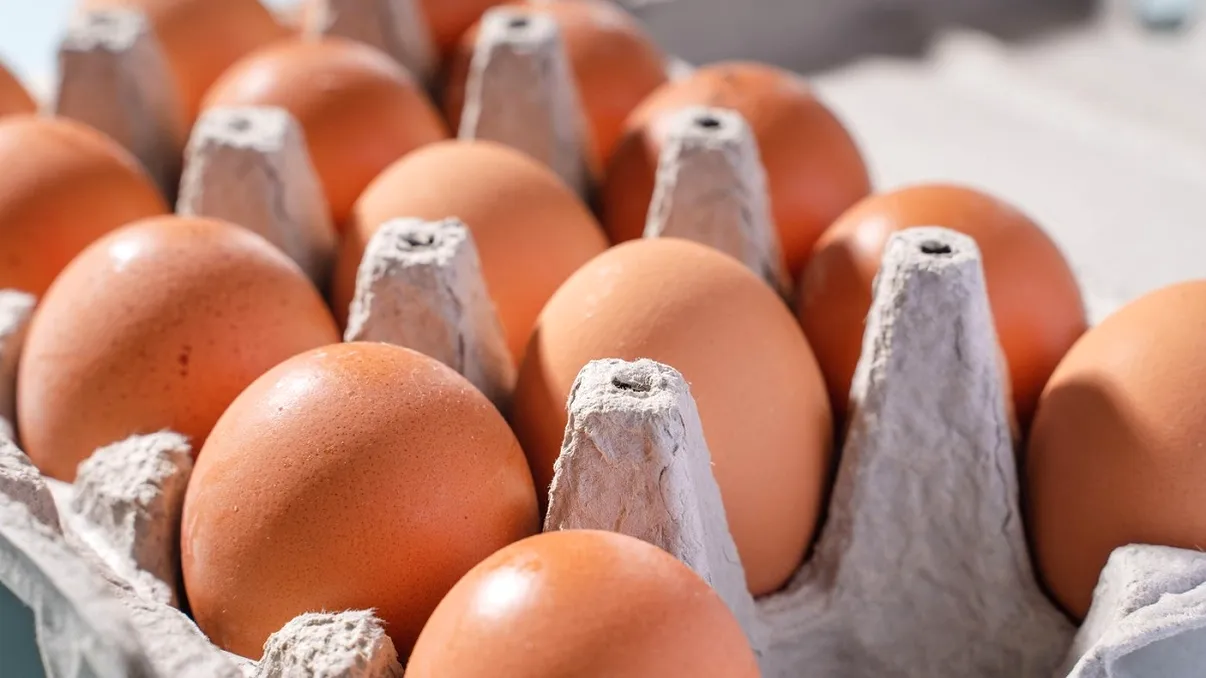 Ouăle, vânătoarea de prețuri mici: Unde găsești cea mai ieftină marfă înainte de paște 2026?