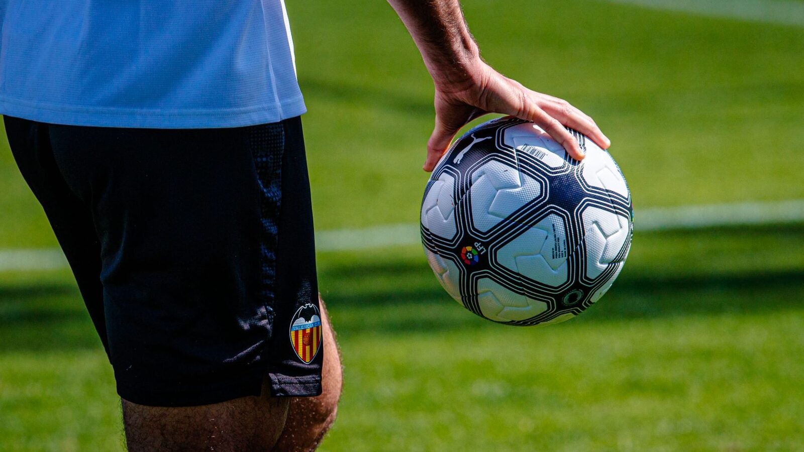 Valencia CF debuts against Elche CF in the “Retro Matchday” of LALIGA EA SPORTS 25-26