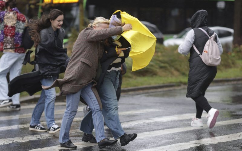 Vânt puternic în mai multe zone. Cum va fi vremea în București. Anunț de ultimă oră al meteorologilor