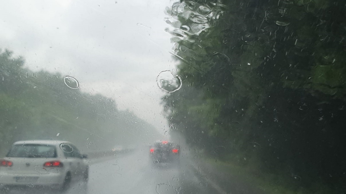 Vremea: Vânt puternic și ploi în cea mai mare parte a țării, ninsori la munte