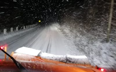 Ninsori abundente și intervenții pe DN7A în Vâlcea: șoferii sunt sfătuiți să circule prudent Zona montană a județului Vâlcea se confruntă cu ninsori abundente, ceea ce a impus intervenția imediată a utilajelor de deszăpezire pe drumurile din zonă