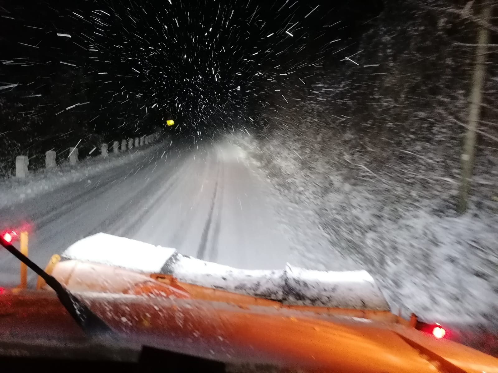 Ninsori abundente și intervenții pe DN7A în Vâlcea: șoferii sunt sfătuiți să circule prudent Zona montană a județului Vâlcea se confruntă cu ninsori abundente, ceea ce a impus intervenția imediată a utilajelor de deszăpezire pe drumurile din zonă