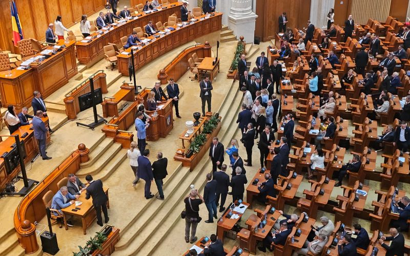 Moțiunea de cenzură, tot mai complicată: Opoziția, cu PAȘI greșiți. AUR NU se grăbește