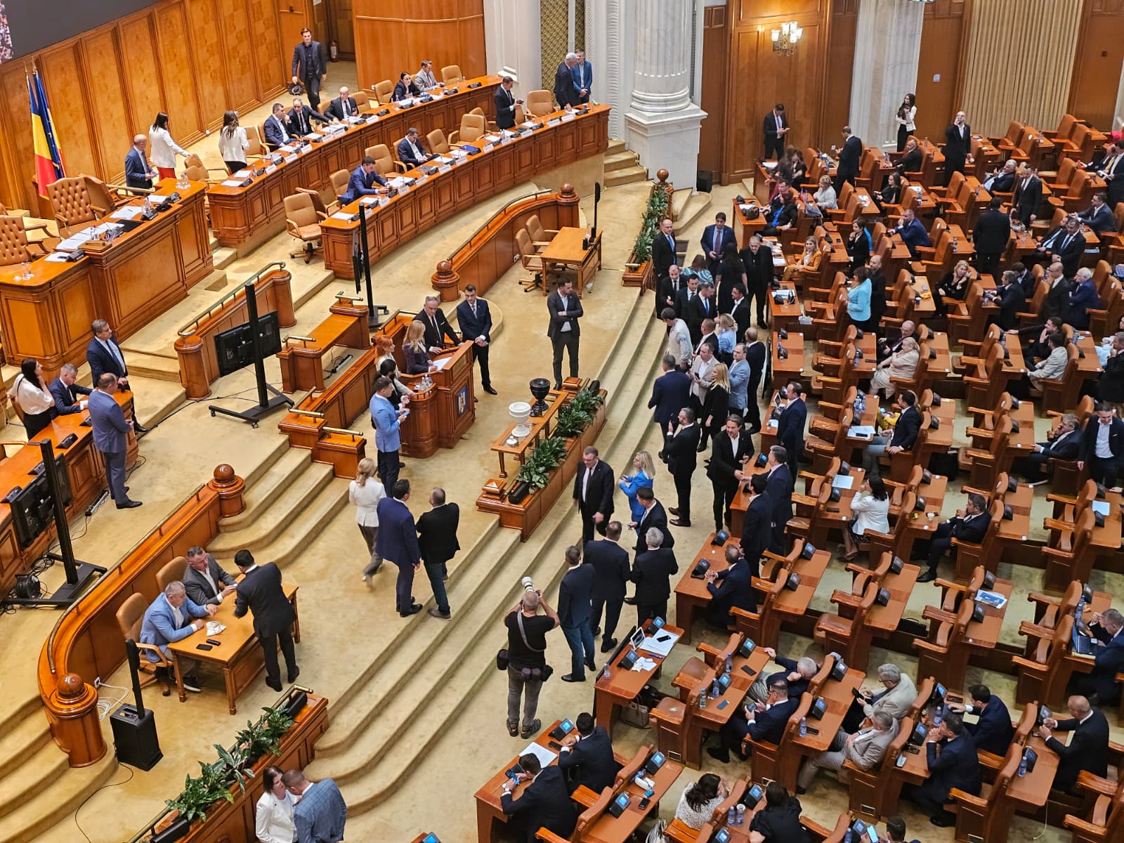 Moțiunea de cenzură, tot mai complicată: Opoziția, cu PAȘI greșiți. AUR NU se grăbește