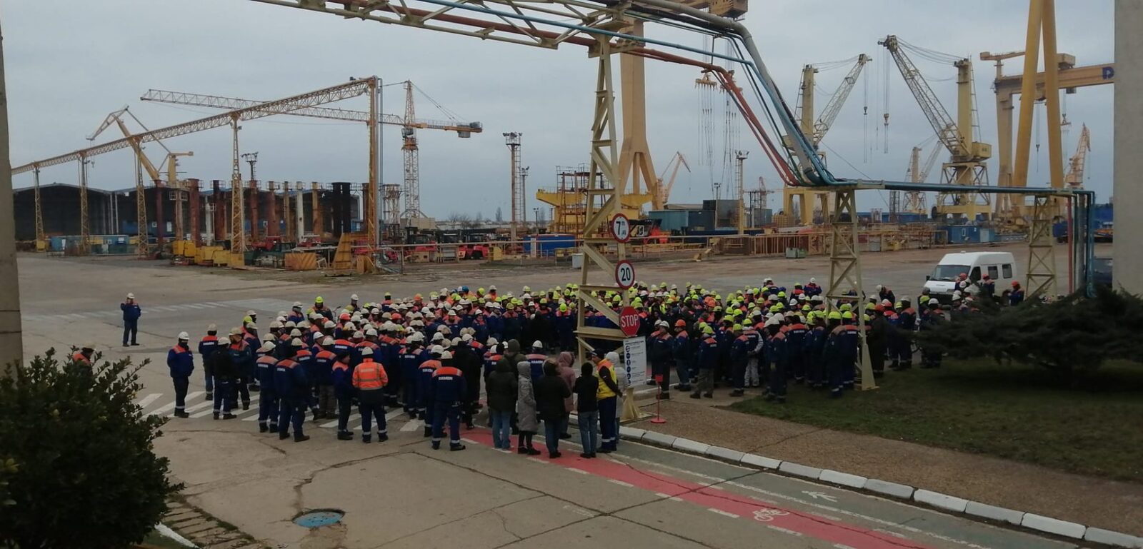 Aproape 4.700 de angajați de la Liberty Galați, Damen Shipyards Mangalia și Romaero București vor primi salariile restante Aproape 4.700 de salariați de la Liberty Galați, Damen Shipyards Mangalia și Romaero București își vor primi salariile restante, aferente ultimelor trei luni, înainte de sărbătorile de Paște
