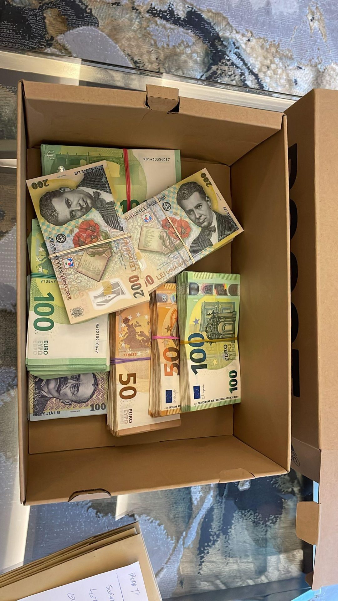 Fariseii de azi: Grijă de oameni pe vorbe, colecții de pantofi în fapt