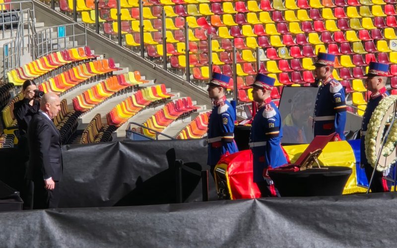 Sicriul lui Mircea Lucescu a fost depus joi la Arena Națională din București, oferind posibilitatea oamenilor să aducă un ultim omagiu legendarului antrenor