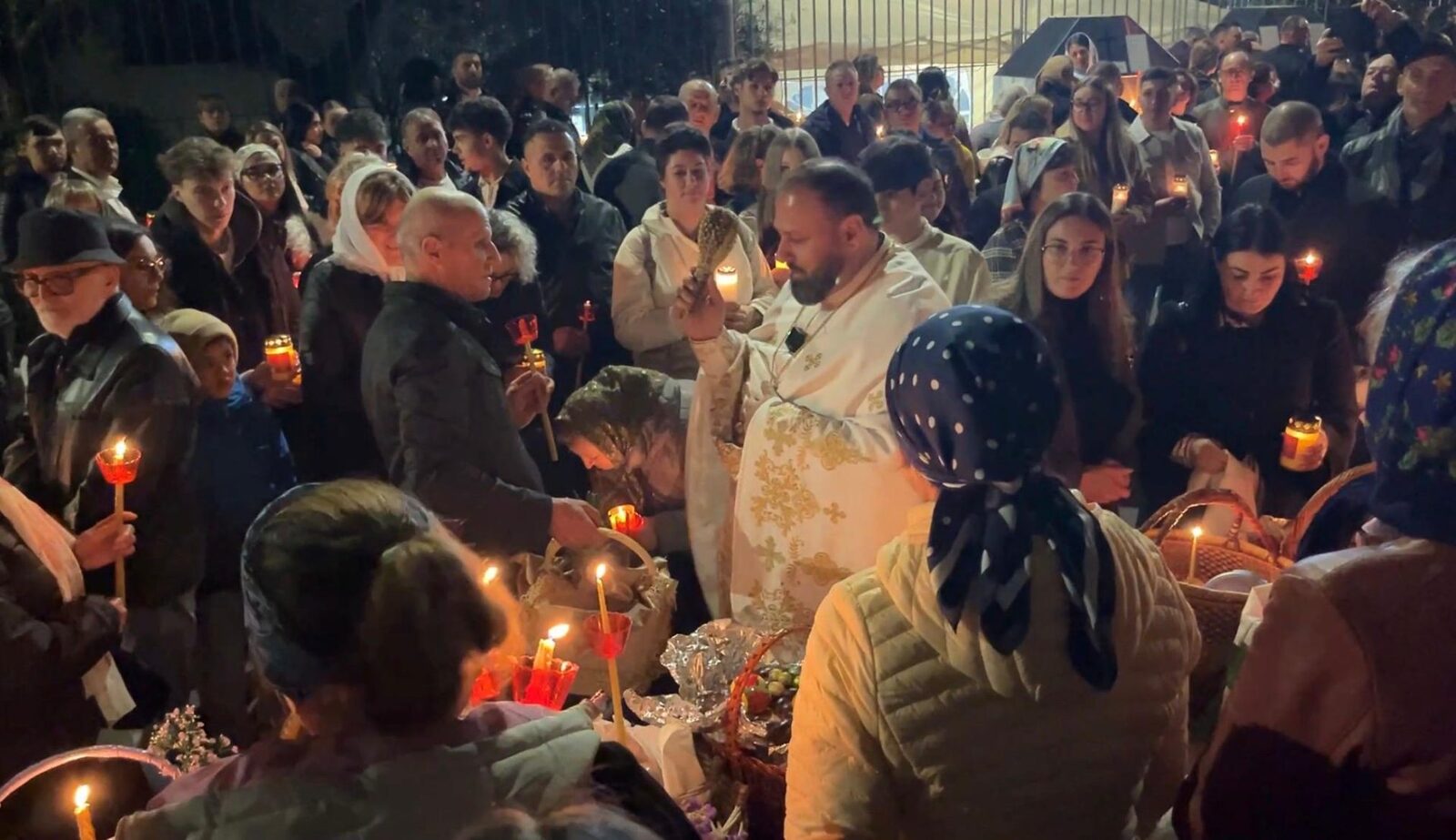 Mii de români, la Bergamo, pentru Lumina: „Tradiția, peste tot!”