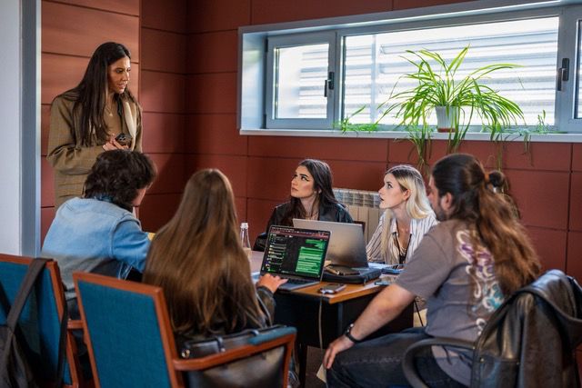 Studenții din București, SURPRIZĂ: Reciclarea învinge ghinionul, respectând tradițiile!