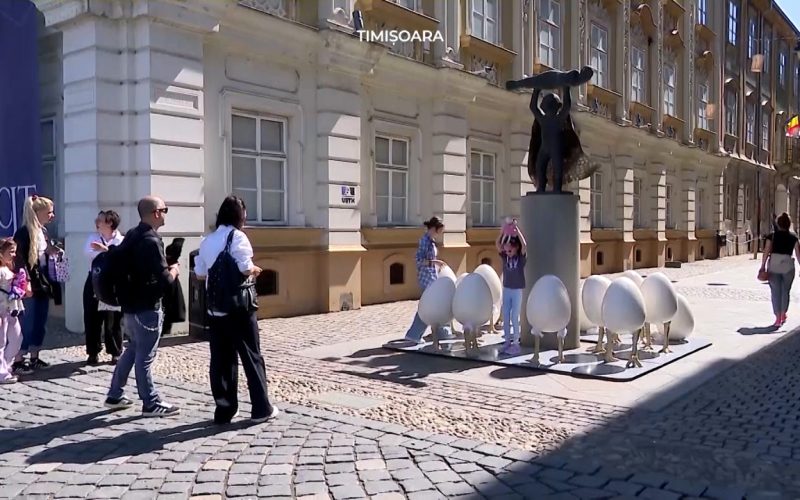 Ouă gigant la Timișoara: Scandal pe 7.000 de euro, statuia uitată