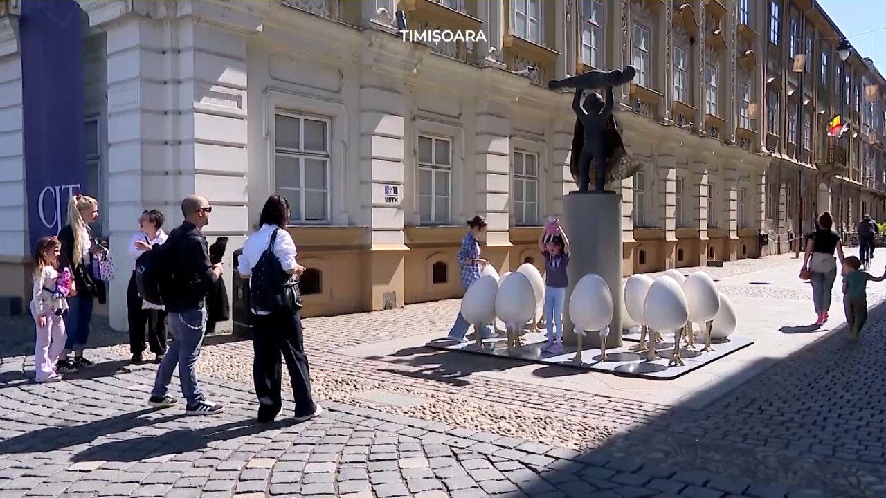 Ouă gigant la Timișoara: Scandal pe 7.000 de euro, statuia uitată