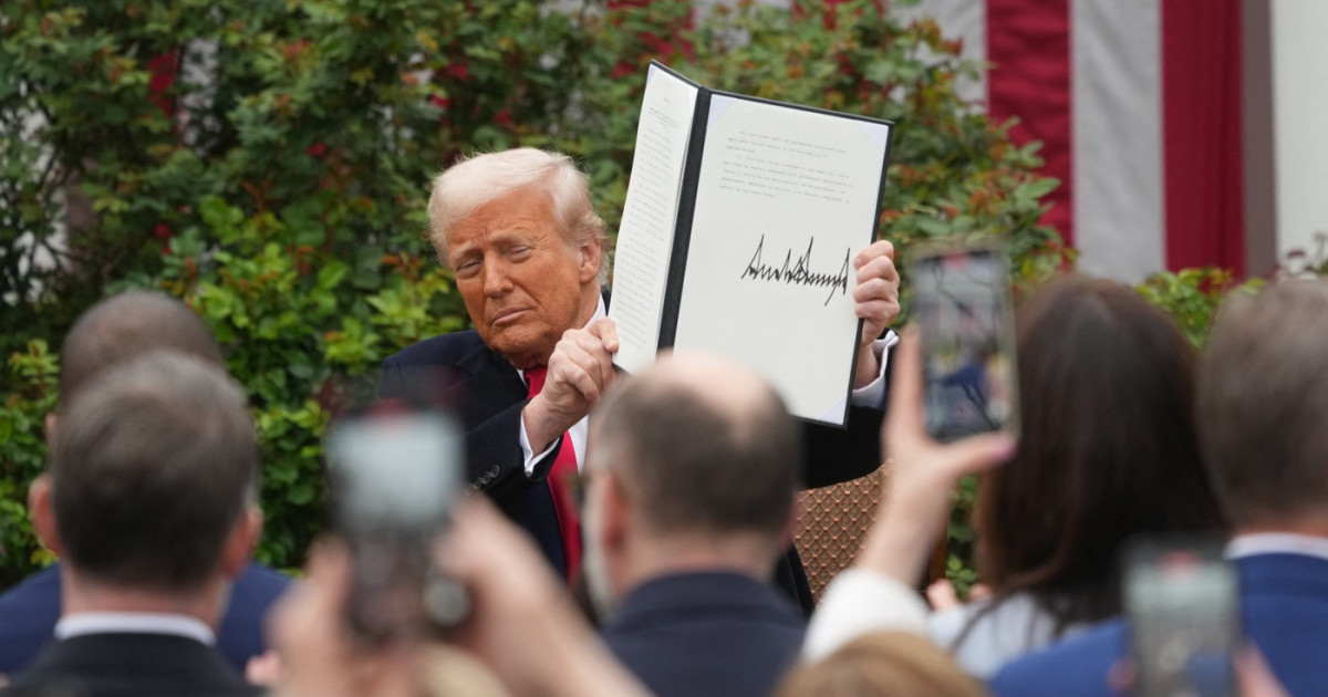 Trump pune taxa de 100% pe medicamente. Schimbă tarifele metalelor