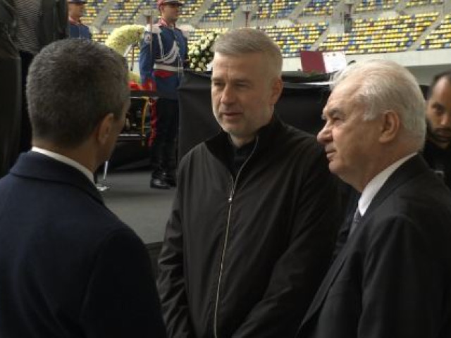 Răzvan Lucescu, vizibil emoționat, a avut un gest tulburător la funeraliile tatălui său, Mircea Lucescu