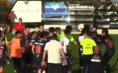 Alexa, scandal ca la box: A intrat pe teren și a vrut să-și ia la pumni adversarul