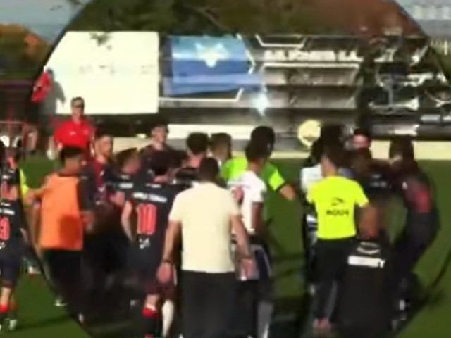 Alexa, scandal ca la box: A intrat pe teren și a vrut să-și ia la pumni adversarul