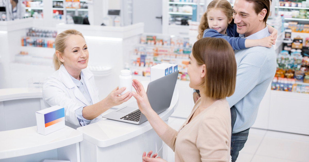 Farmacistul, sfătuitorul de familie: Cum te ajută pentru sănătate