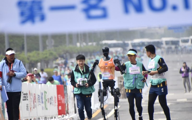 Robotul, de neoprit la Beijing: Doboară recordul mondial uman la semimaraton