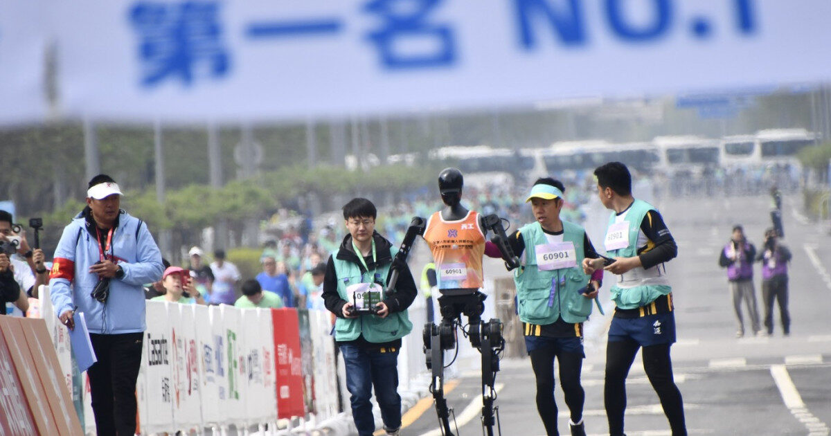 Robotul, de neoprit la Beijing: Doboară recordul mondial uman la semimaraton