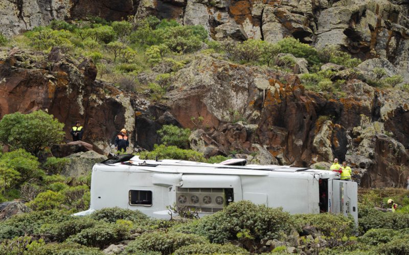 Accident TERIBIL în Insulele Canare: Un mort și 27 de turiști RĂNIȚI