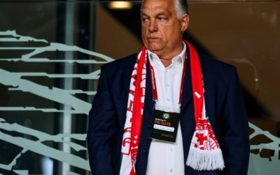 Orban și fotbalul: un amestec politic cu consecințe Prim-ministrul Ungariei, Viktor Orban, este cunoscut pentru pasiunea sa pentru fotbal, dar mai ales pentru felul în care folosește acest sport ca unealtă politică