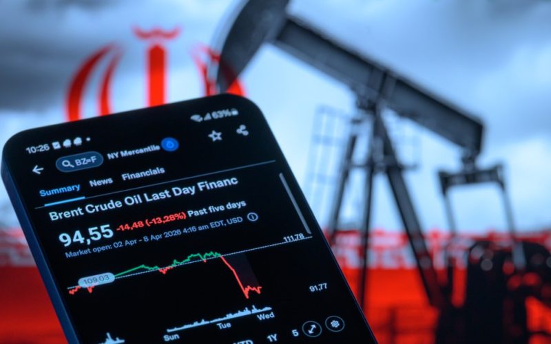 Investitori au pariat masiv pe scăderea prețului petrolului, cu puțin timp înainte de armistițiul SUA-Iran Un pariu de aproximativ 950 de milioane de dolari pe scăderea prețului petrolului a fost plasat de investitori, arată datele, cu doar câteva ore înainte ca Statele Unite ale Americii și Iranul să anunțe o încetare a focului