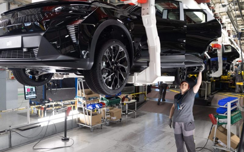 Renault dă afară masiv: Până la 20% din ingineri, pe val de restructurare