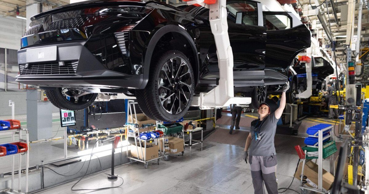 Renault dă afară masiv: Până la 20% din ingineri, pe val de restructurare