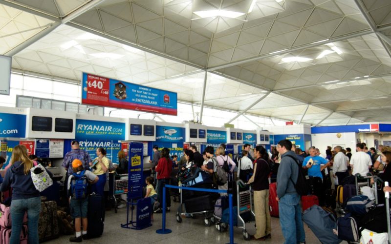 Ryanair, schimbare majoră: Închide ghișeele de check-in mai devreme, DETALII