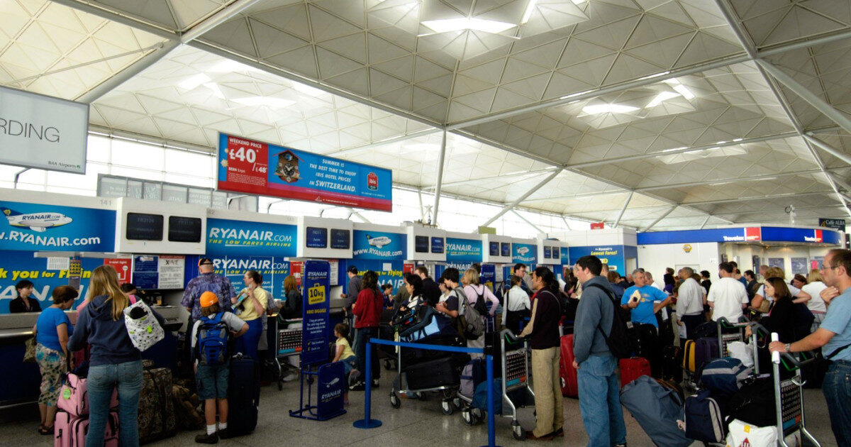 Ryanair, schimbare majoră: Închide ghișeele de check-in mai devreme, DETALII