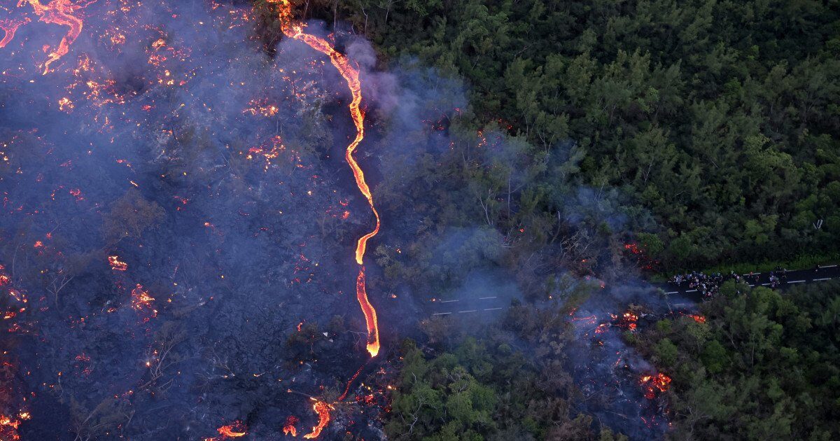 Lava vulcanică din REUNION se revarsă în ocean: IMAGINI ULUITOARE din satelit
