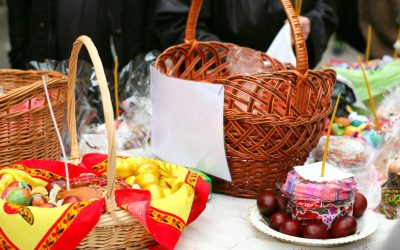 Alimente de Paște: Ce nu trebuie să lipsească din pachetele de pomană și de pe masă