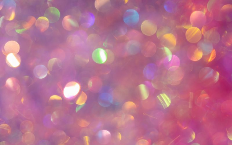 Henry F. Ruschmann, un mecanic american cu origini germane, a transformat accidental resturile industriale într-unul dintre cele mai strălucitoare simboluri ale sărbătorilor: sclipiciul. Descoperirea, născută dintr-o curiozitate tehnică față de deșeurile unei mașini, a marcat începutul unei industrii globale, cu implicații ecologice considerabile. Anii ’30 au consemnat momentul decisiv