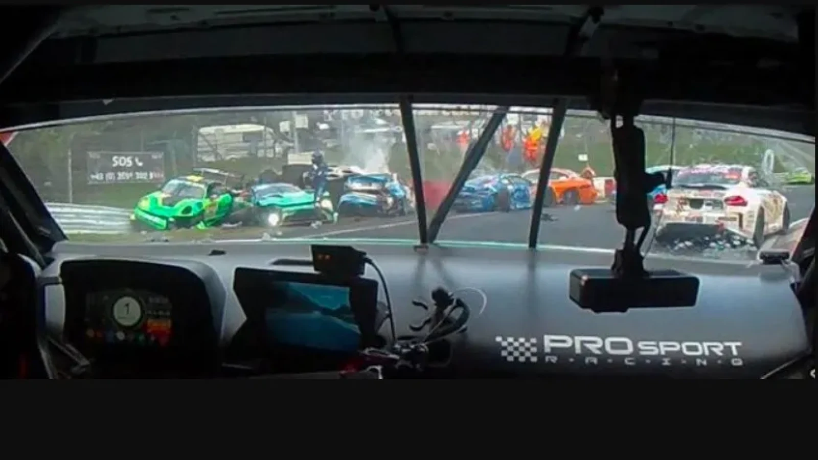 Pilot de curse mort pe Nurburgring: Șase răniți după un accident grav
