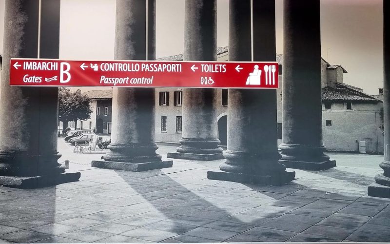 Italieni, păcăliți de nume: Avion spre Cracovia, aterizat la Craiova