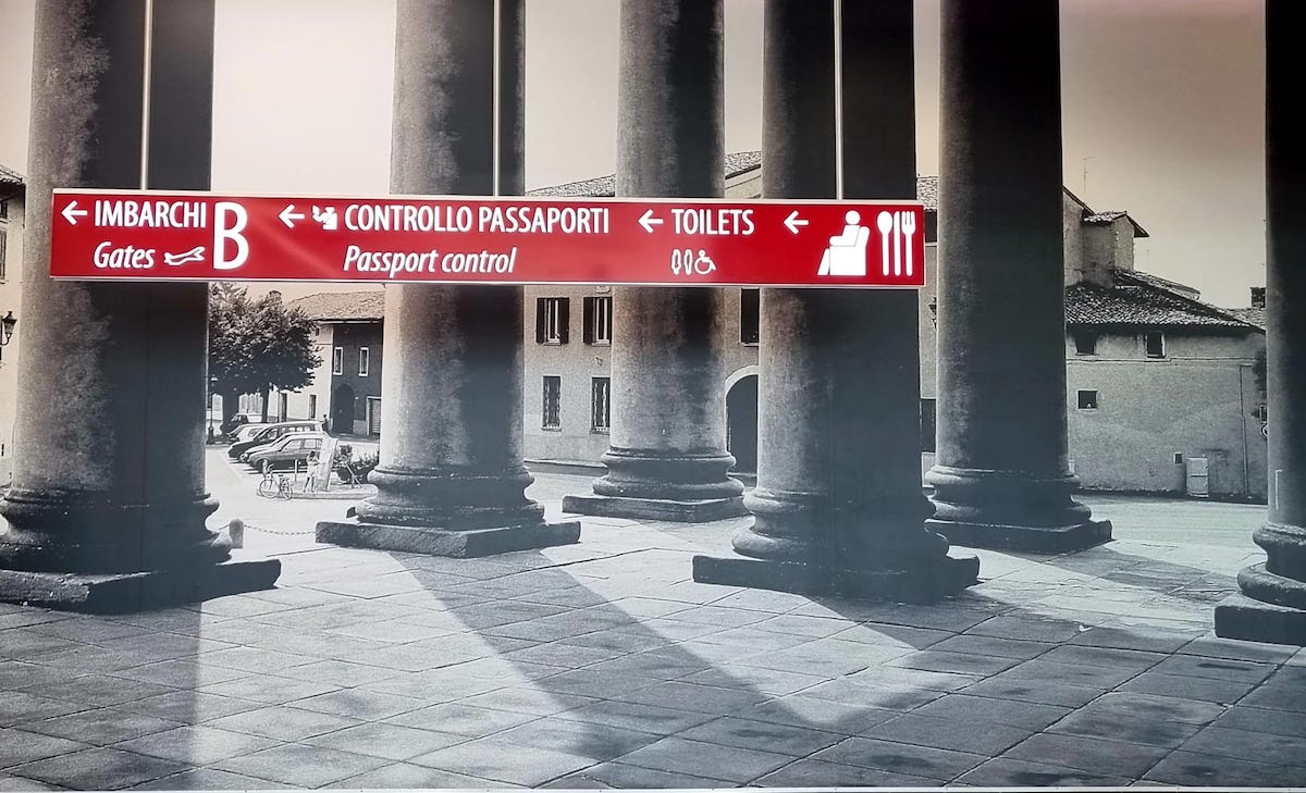 Italieni, păcăliți de nume: Avion spre Cracovia, aterizat la Craiova