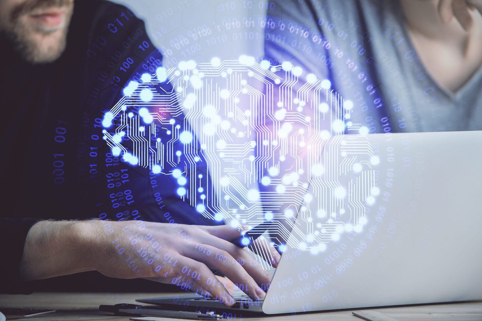 Odată cu integrarea inteligenței artificiale (AI) în diverse domenii de activitate, o întrebare crucială se ridică inevitabil: cine deține controlul și cine este responsabil când omul și mașina lucrează umăr la umăr? Răspunsul nu este simplu, iar implicațiile pentru viitorul muncii sunt vaste