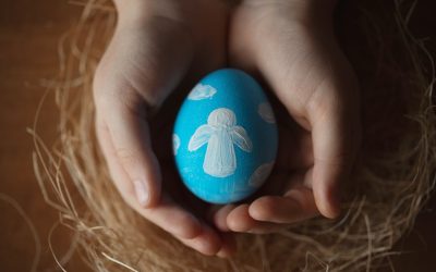 Ajutoare de Paște: Autoritățile împart pachete săracilor cu ajutorul Bisericii