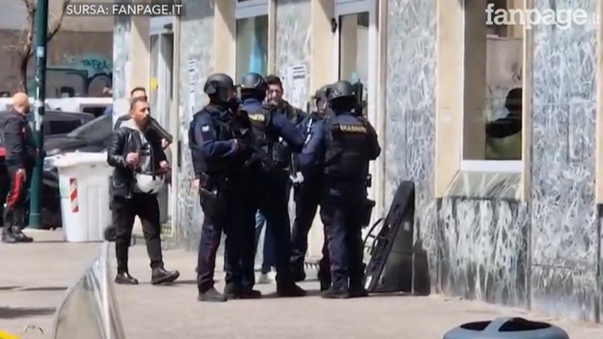 Alertă la Napoli: Bandă de hoți cu ostatici într-o bancă!