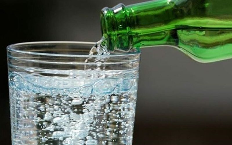 Apa minerală, suspectă de cancer de colon: Adevărul îngrijorător