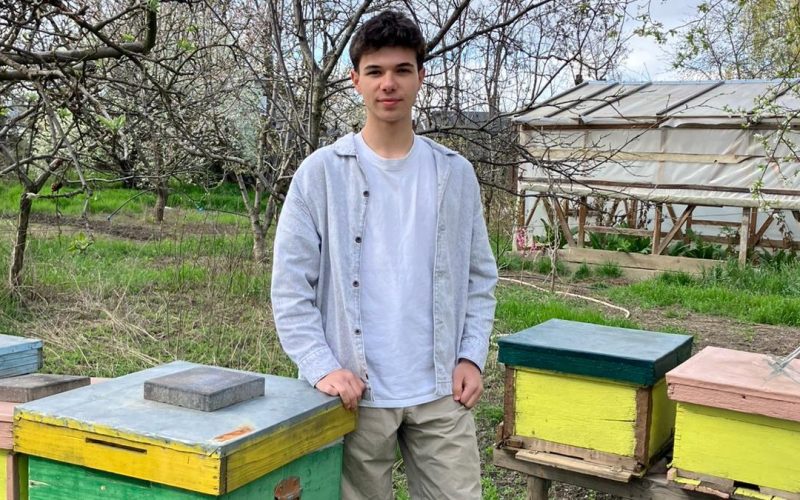 Codrin, elevul din Iași care a cucerit lumea cu stupina „inteligentă”