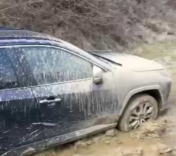 Jandarmii, eroii GPS-ului: Cum au salvat OAMENII din noroi, după o cursă nebună